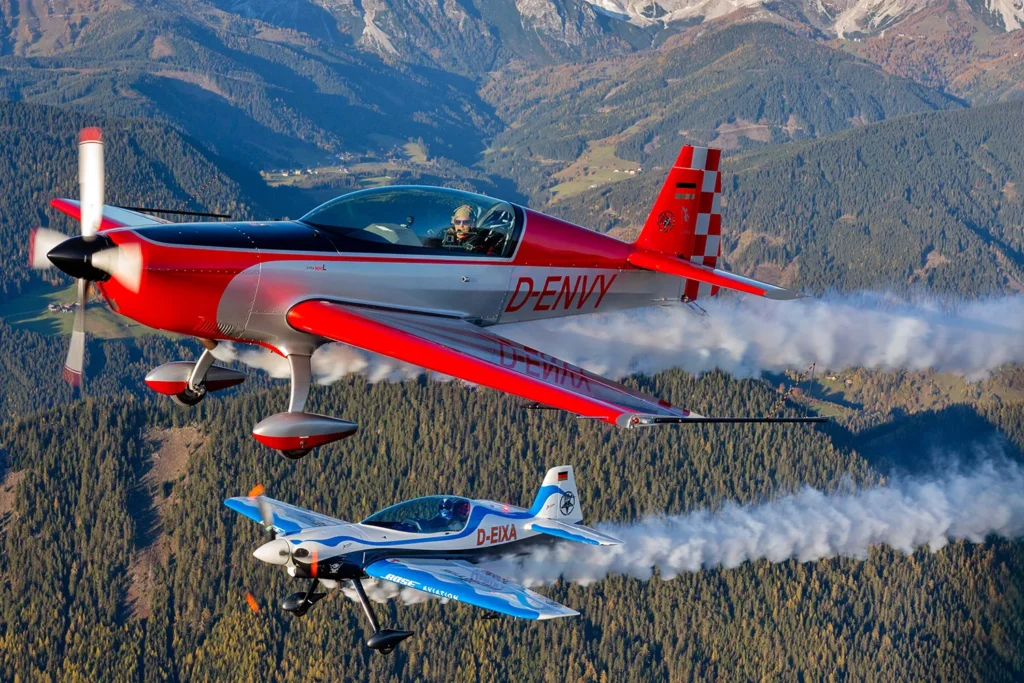 Elisa Bretterebner and the Skytexters 2 female aerobatic pilot